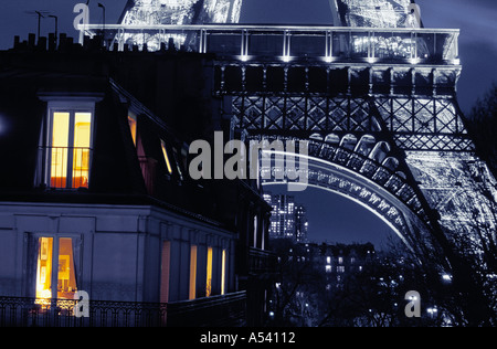 Le luci della sera in un appartamento a Parigi windows sotto la Torre Eiffel Foto Stock