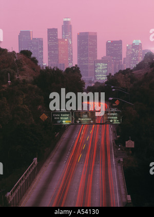 La 110 Freeway andando verso Los Angeles Civic Center al crepuscolo Foto Stock