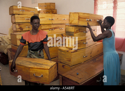 Painet hn1733 3250 ragazze femmine teens tanzania bara fabbricante musoma paese nazione in via di sviluppo meno economicamente Foto Stock