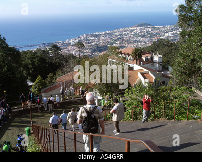 Scale per la Chiesa del pellegrinaggio di Nossa Senhora do Monte, vista di Funchal Foto Stock