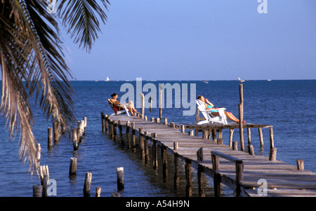 Ip Painet1352 7434 belize turisti molo rilassante Caye Caulker paese nazione in via di sviluppo meno sviluppati dal punto di vista economico la cultura Foto Stock