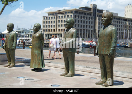 South African ai vincitori del Premio Nobel per la pace a piazza Nobel Cape Town. Statue,scultura. Foto Stock