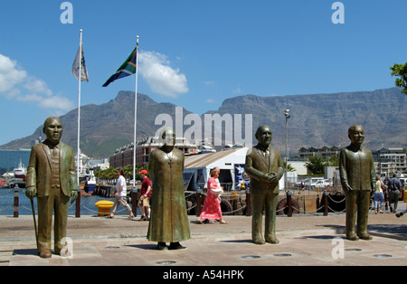 South African ai vincitori del Premio Nobel per la pace a piazza Nobel Cape Town. Statue,scultura. Foto Stock