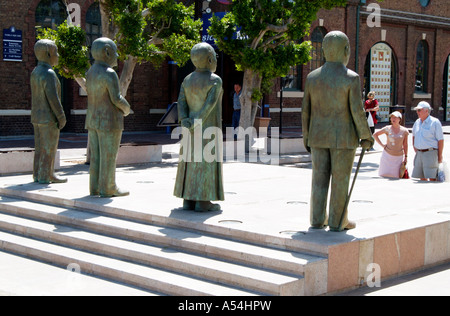 South African ai vincitori del Premio Nobel per la pace a piazza Nobel Cape Town. Statue,scultura. Foto Stock