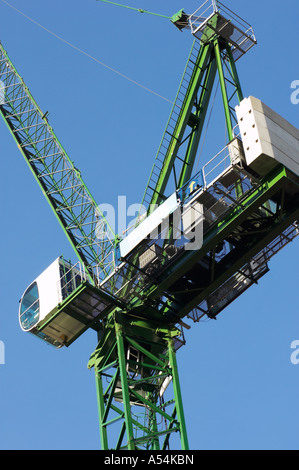 Gru da cantiere contro il cielo blu Foto Stock