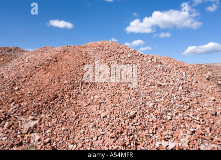 Inventario dei sottoprodotti di lavori di demolizione ( cemento , calcestruzzo , mattoni ) ordinati e impilati per il riutilizzo come discarica e materiale da costruzione , Finlandia Foto Stock