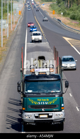 Giornale Sisu trasportare il carrello di guida su una autostrada , Finlandia Foto Stock