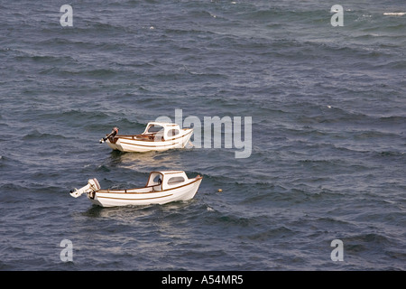 Robin cappe Bay, GBR, 17. Agosto 2005 - Due barche di nuoto in mare di fronte a Robin cappe Bay. Foto Stock