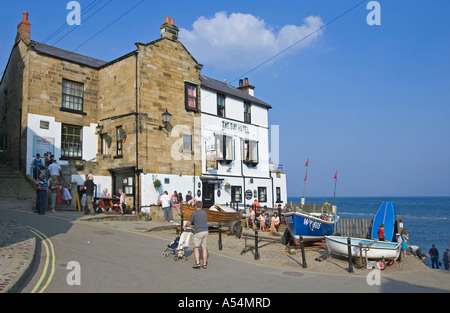 Robin cappe Bay, GBR, 17. Agosto 2005 - Il piccolo porto con la Baia Hotel nel piccolo villaggio Robin cappe Bay. Foto Stock