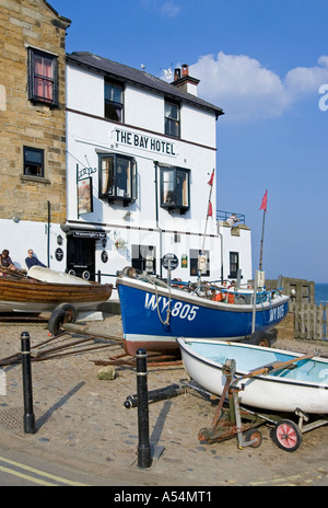 Robin cappe Bay, GBR, 17. Agosto 2005 - Il piccolo porto con la Baia Hotel nel piccolo villaggio Robin cappe Bay. Foto Stock