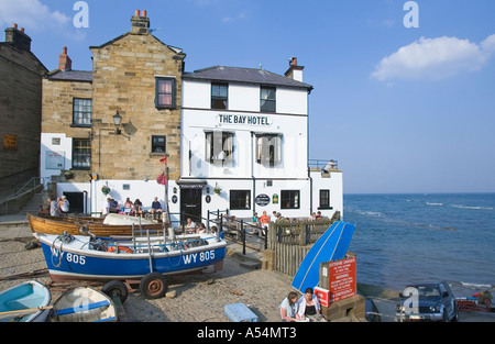 Robin cappe Bay, GBR, 17. Agosto 2005 - Il piccolo porto con la Baia Hotel nel piccolo villaggio Robin cappe Bay. Foto Stock