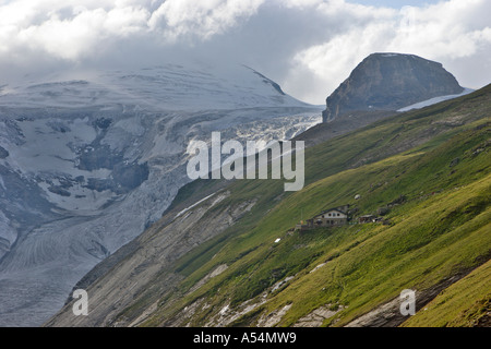 Rifugio alpino Hofmannshütte sopra il ghiacciaio Pasterze a Großglockner Carinzia Austria Foto Stock