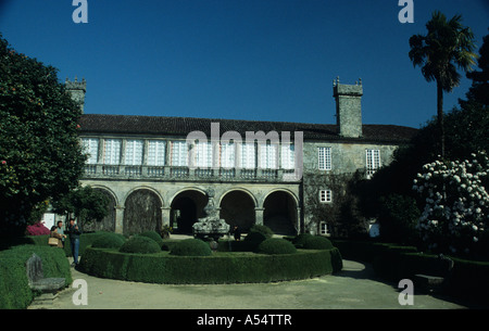 Il XVII secolo i giardini del Pazo de Oca Manor House in Galizia Spagna con sculture di granito e topiaries e barche di pietra Foto Stock