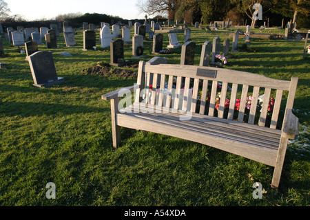 Banco di vuoto nel cimitero Foto Stock