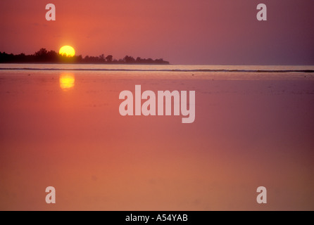 Tramonto su acque calme dell'Isola di Lombok in Indonesia Asia del sud-est Foto Stock
