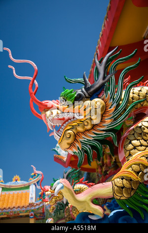 Recentemente dipinto ornato intagliato legno dorato cinese dipinto mitologico Naga arte serpente asiatico testa drago al Tempio cinese Phuket Thailandia meridionale Foto Stock