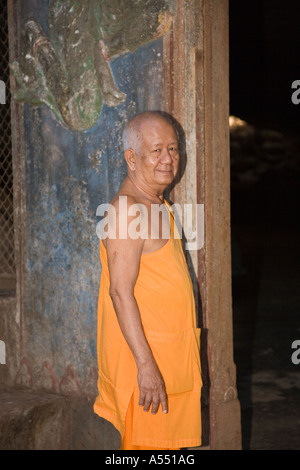 Wat Tham Seua o Tiger tempio nella grotta, Krabi Thailandia talvolta noto come Wat Suwannakuha Foto Stock