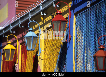 Lampioni colorati e recinzione metallica, la Boca, Buenos Aires, Argentina Foto Stock