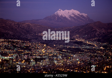 Ammira le luci della città di la Paz al crepuscolo, con il monte Illimani sullo sfondo, Bolivia Foto Stock