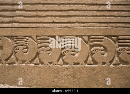Dettaglio delle figure del fregio della lontra di mare sul muro di mattoni nella piazza principale del Palazzo Tschudi (chiamato anche Palacio Nik An), Chan Chan, vicino a Trujillo, Perù Foto Stock