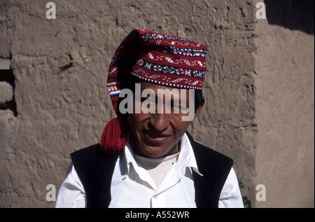 Il quechua uomo in abito tradizionale, Taquile Island, il lago Titicaca, Perù Foto Stock