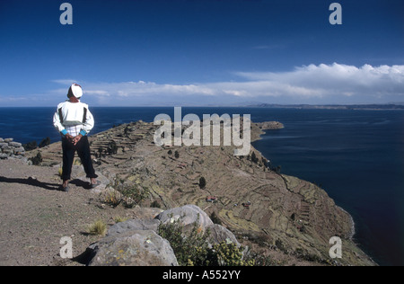 Uomo che indossa abiti tradizionali godendo la vista, Taquile Island, Lago Titicaca, Perù Foto Stock