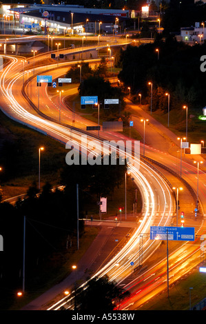 Auto sentieri di luce su strada in serata . A Göteborg in Svezia Foto Stock