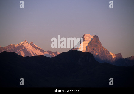 Mts Colque Cruz e Sirihuani al tramonto, Cordillera Urubamba, vicino al Lares, Perù Foto Stock