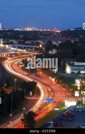 Auto sentieri di luce su strada in serata . A Göteborg in Svezia Foto Stock