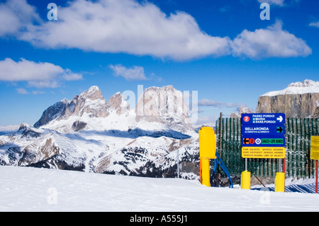 Dalle piste da sci al di sopra Canazei Trentino Italia al Passo Sella e del Sassolungo montagna Sasso Lungo Foto Stock