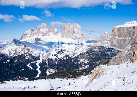 Dalle piste da sci al di sopra Canazei Trentino Italia al Passo Sella e del Sassolungo montagna Sasso Lungo Foto Stock