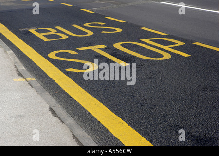 Fermata bus dipinta su strada Foto Stock