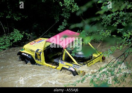 Bloccato offroad veicolo nel fiume Foto Stock