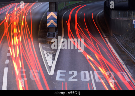 Auto sentieri di luce su strada in serata . A Göteborg in Svezia Foto Stock