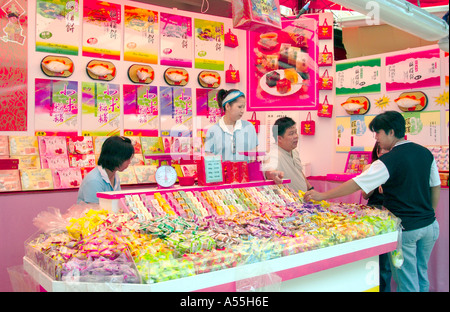 Frutta e produrre mercato all'aperto nella Chinatown di Singapore Foto Stock