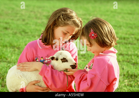 Due ragazze e un po' di agnello Foto Stock