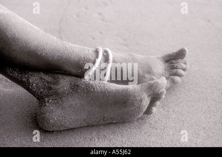 Piedi di donna sulla spiaggia sabbiosa Modello rilasciato foto Foto Stock