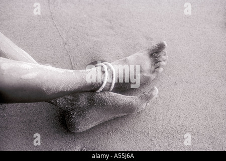 Piedi di donna sulla spiaggia sabbiosa Modello rilasciato foto Foto Stock