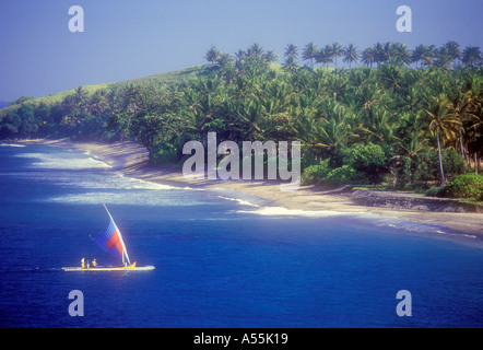 Tradizionale barca a vela sul mare vicino a Lombok Indonesia Foto Stock