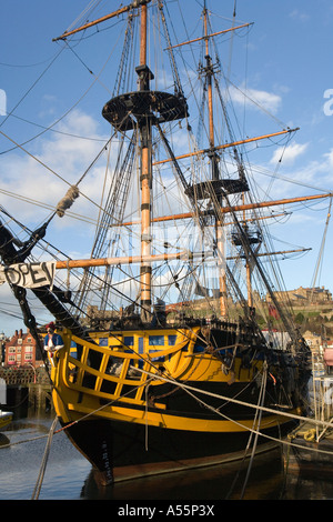 Vecchia nave nel porto di Whitby nel Nord Yorkshire costa. Regno Unito Foto Stock