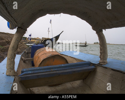 Piccolo Pinasse ormeggiata nel fiume maliano porto di Mopti Foto Stock