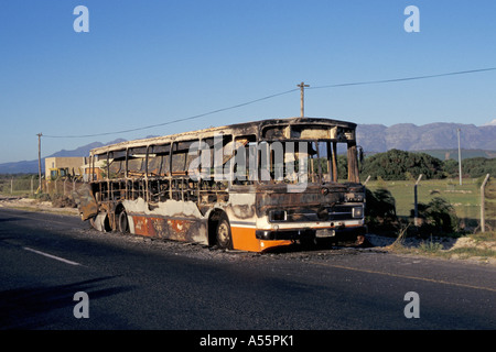 Bruciato relitto del bus in Sud Africa Foto Stock