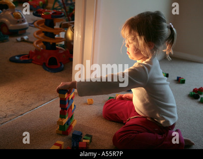 Ragazza giovane giocando con lego in home Foto Stock