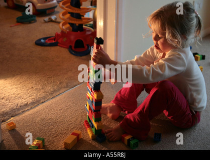 Ragazza giovane giocando con lego in home Foto Stock