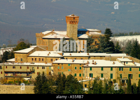 La città di Lippiano si staglia contro il paesaggio umbro con coperta di neve tetti Foto Stock