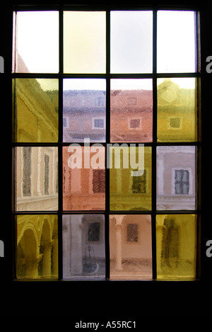 Una finestra del Palazzo Ducale di Urbino guardando oltre il cortile centrale Foto Stock