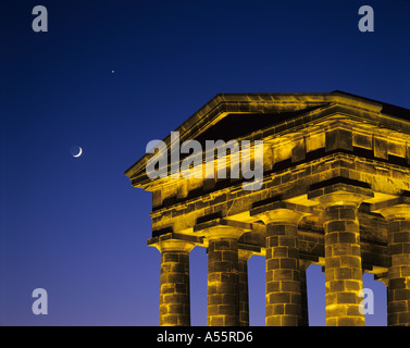 Penshaw monumento di Tyne and Wear mostrato qui di notte England Regno Unito con la luna e una stella Foto Stock