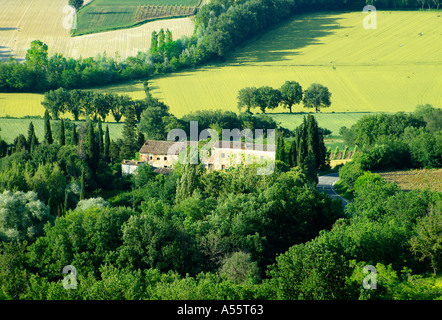 Un casale umbro circondato da campi di verde stessa immagine in altre stagioni Foto Stock