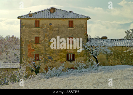 Un casale toscano in un paesaggio zuccherino dopo una nevicata del mattino corrisponde la molla foto Foto Stock