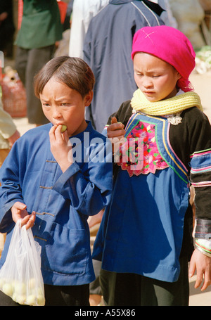 Bambini Hmong al mercato di BacHa Vietnam del Nord Foto Stock